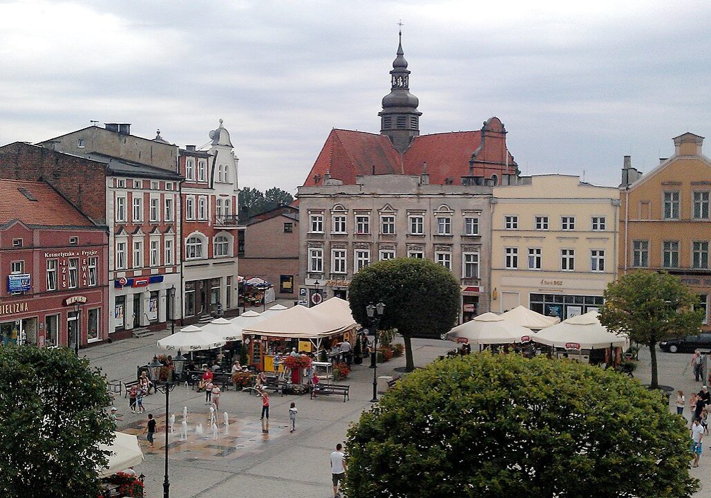 1204px-Marketplace_in_Kościerzyna_Poland